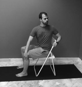 bharadvajasana cadeira