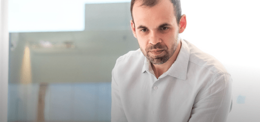 Bruno Bernardes atendendo cliente no consultório de Rolfing